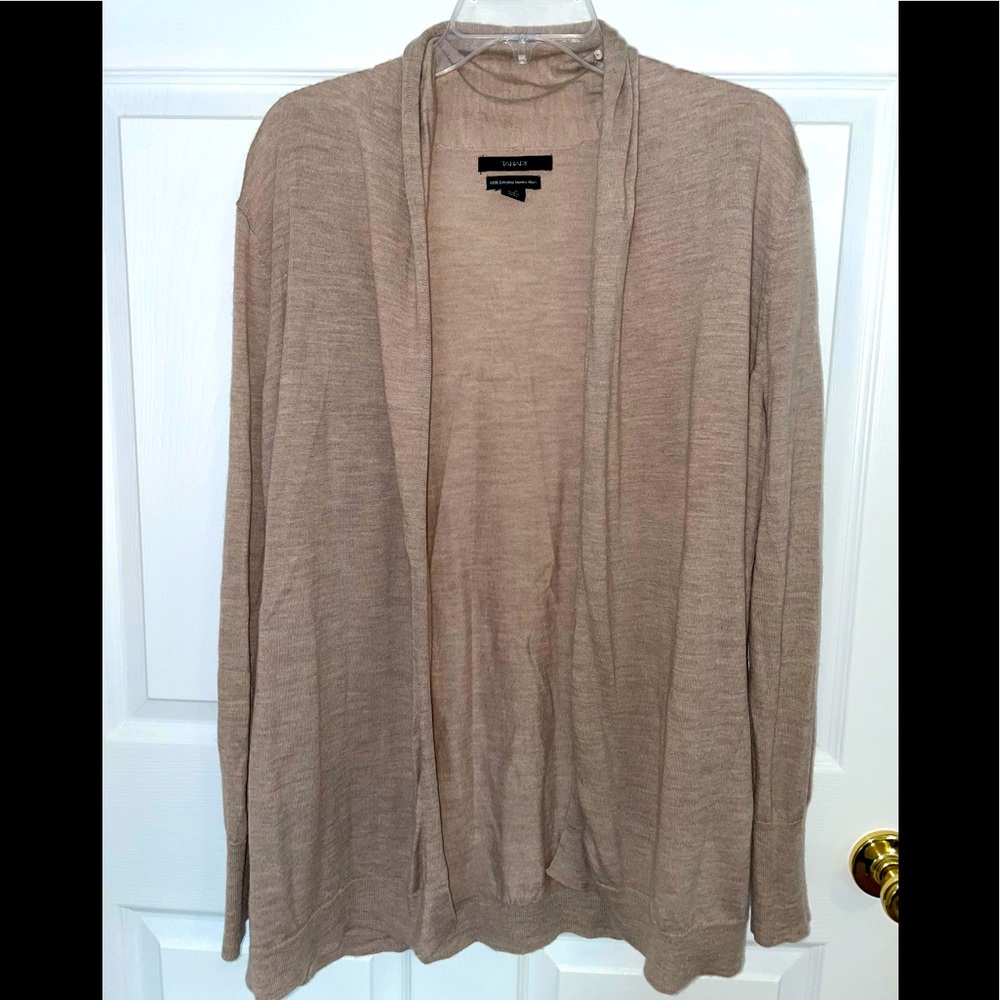 Tahari- Tan lightweight sweater 

Extra fine Marino wool
Size 1x
Tan
Gen…
